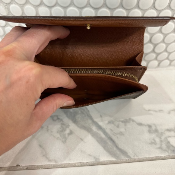 Louis Vuitton Wallet- Authentic - Picture 5 of 9